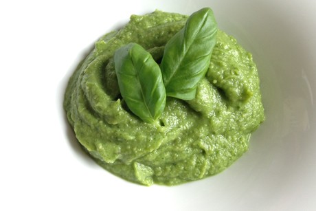 Einfaches Avocado-Basilikum Pesto