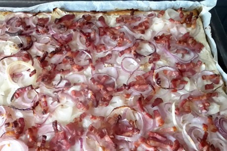 Flammkuchen mit Räucherspeck und Zwiebeln