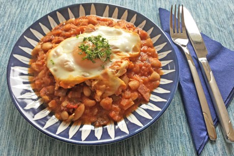 Schnelle Baked Beans mit Ei