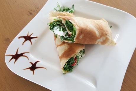 Palatschinken mit Ruccola und Schafkäse