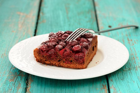 Schokoladenkuchen mit Kirschen
