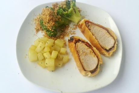 Schweinefilet im Speckteigmantel mit Kohlrabi und Brokkoli
