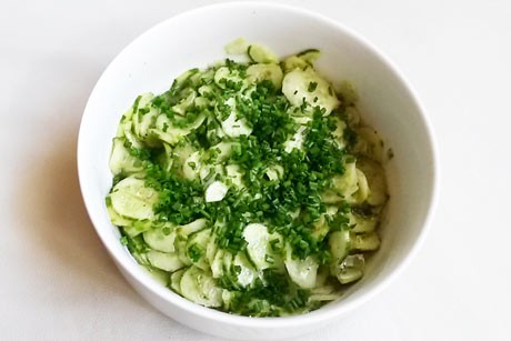 Gurkensalat mit Schnittlauch