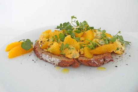 Eierspeise mit Orange und frischen Kräutern
