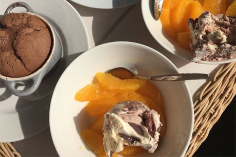 Nutella Soufflé mit Mövenpick-Eis und Orangenfilets