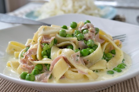 Schinken-Erbsen Sauce