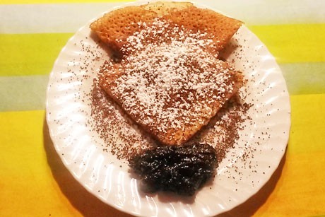 Mohnpalatschinken mit Powidlsauce