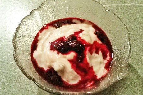 Joghurtcreme mit Brombeersauce