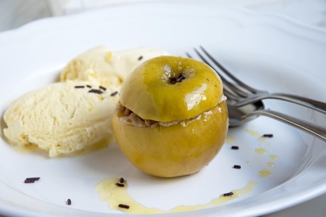 Bratäpfel mit Eis und Honig