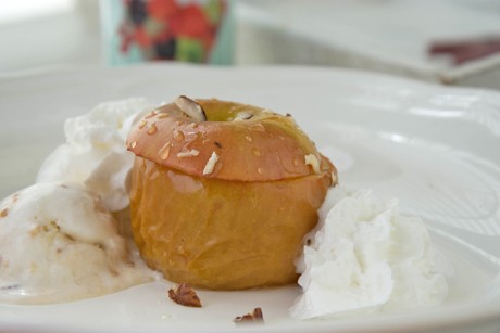 Bratäpfel mit Eis und Marmelade