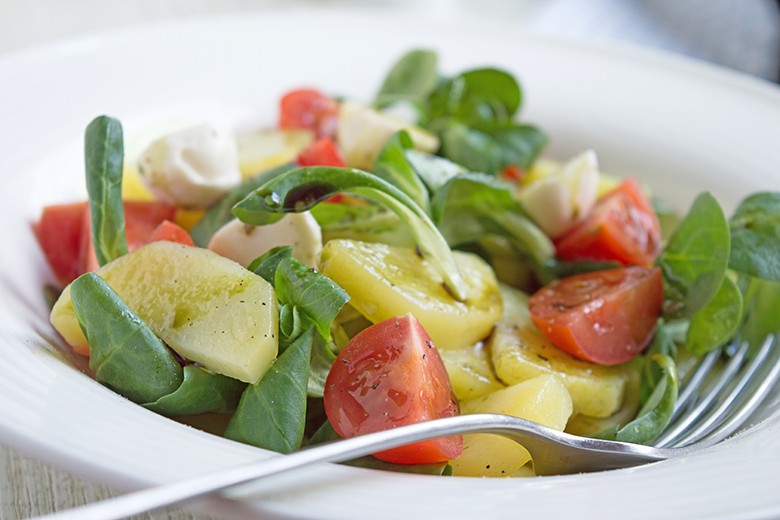 Salat mit Mozzarella und Kartoffel