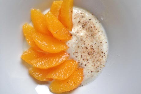Orangenfilets auf Joghurt