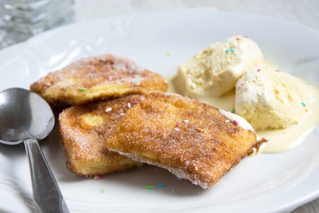 Süßer zimtiger French Toast mit Burbon Vanilleeis