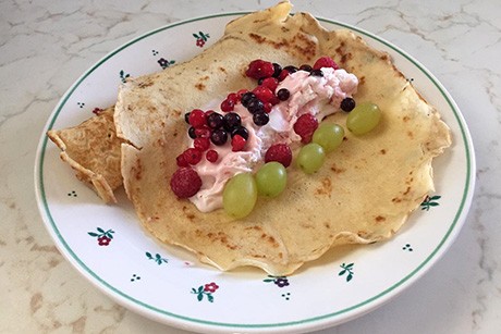 Frozen Yogurt Palatschinken mit Früchten