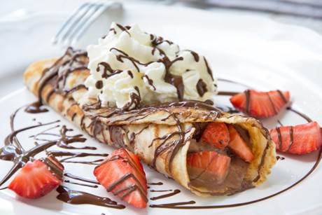 Schokoeispalatschinken mit Erdbeeren