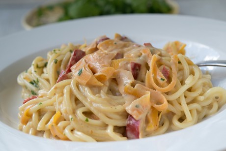 Spaghetti mit Pesto und Gemüse