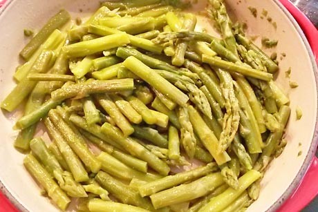 Gebratener grüner Spargel