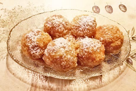 Topfenknödel mit Haselnussbrösel