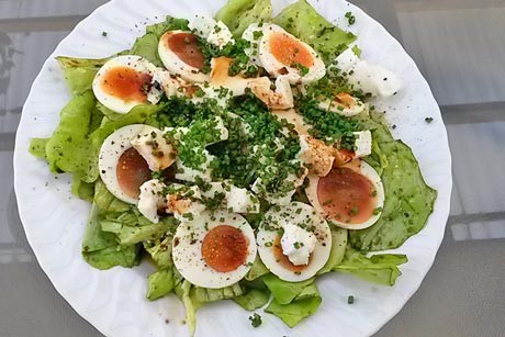 Salat mit Ei und Schafkäse
