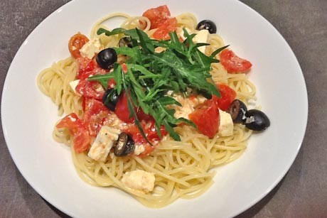 Spaghetti mit Tomaten und Feta