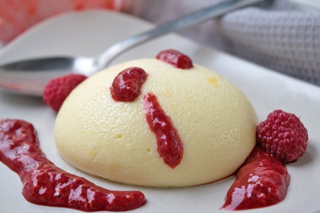 Veganer Vanillepudding mit Himbeersauce