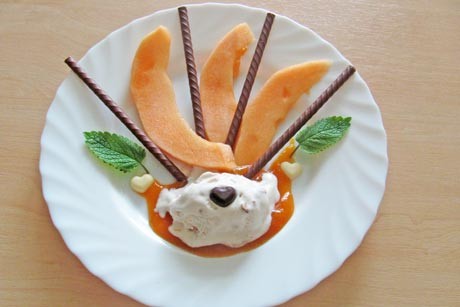 Fruchtplatte mit Nusseis