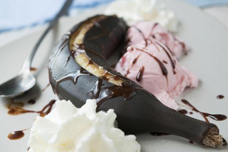 Ofenbanane mit Mövenpick-Erdbeereis