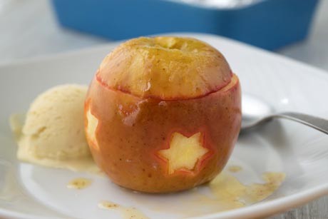 Warmer Bratapfel mit Eis und Honig