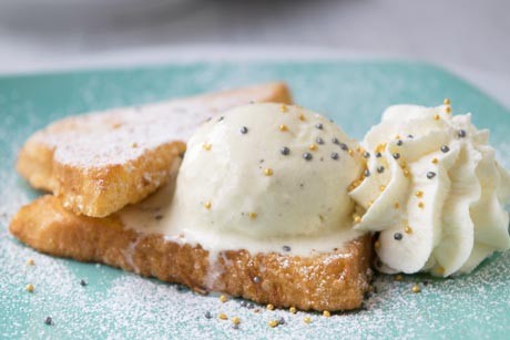 Süßer Frenchtoast mit  Vanilleeis