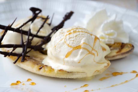 Gegrillte Honigbanane mit Mövenpick Burbonvanilleeis