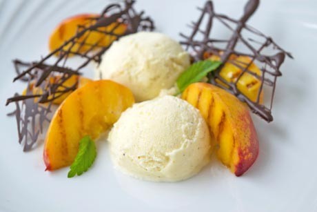 Gegrillte Nektarine mit Vanilleeis