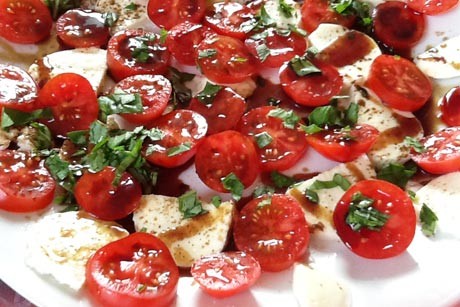 Mozzarella mit Tomaten und Basilikum