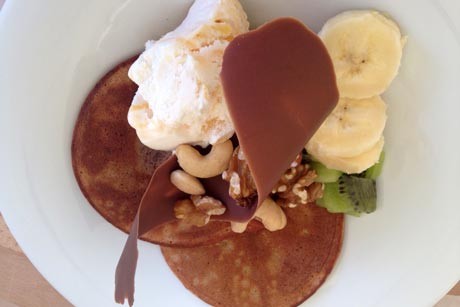 Eisbecher mit Pancakes