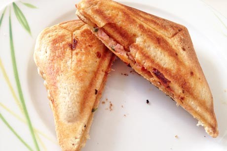 Toast mit Schinkenkäsefüllung