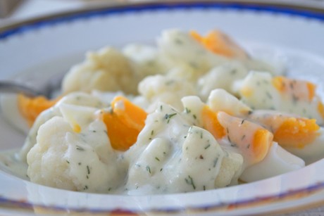 Karfiol mit Eier-Dill-Sauce