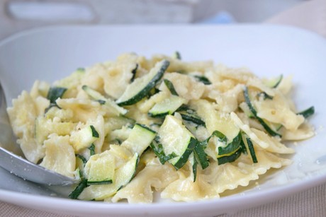Nudeln mit Zucchini in Safransauce