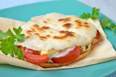 Fladenbrot mit Tomaten und Feta