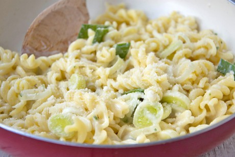 Nudel-Käse-Pfanne mit Lauch