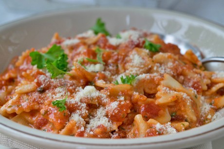 Nudeln mit Paprika-Käse-Sauce