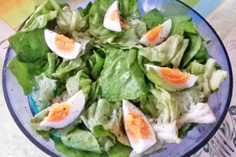 Blattsalat mit Ei