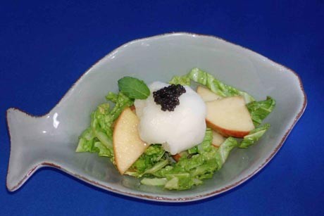 Mövenpick Zitronensorbet mit karamellisiertem Apfelsüßkraut, Minze und Kaviar