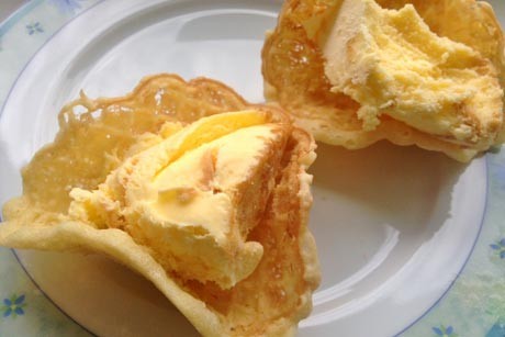 Eiskörbchen mit Karamelleis