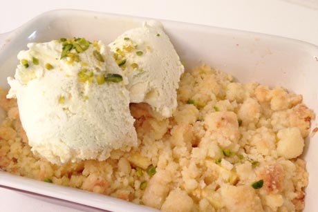 Marzipanstreusel mit Äpfel und Eis