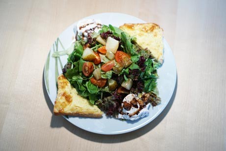 Sommerlicher Walnusseis-Salat mit karamellisierten Birnen und nussigen Toastecken