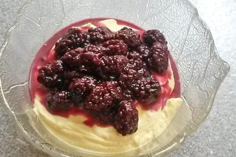 Topfencreme mit heißen Brombeeren
