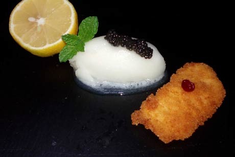 Schnitzerl mit Mövenpick Zitronensorbet, Kaviar und Preiselbeere