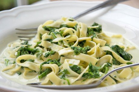 Bandnudeln mit Spinatsauce