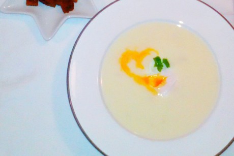 Rahmsuppe mit Herz & verlorenem Ei