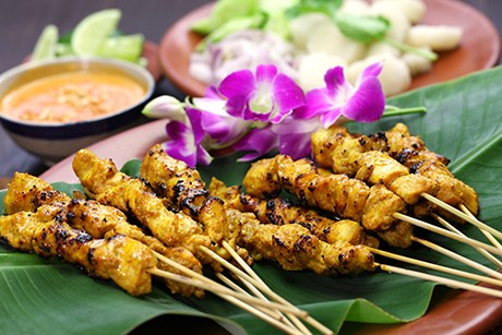 Sate Ayam - Gegrillte Hühnerfleischspieße mit Erdnusssoße