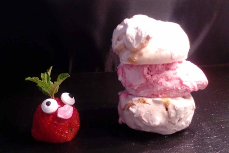 Sandwich von Mandelmacarons und Mövenpick Erdbeersahneeis